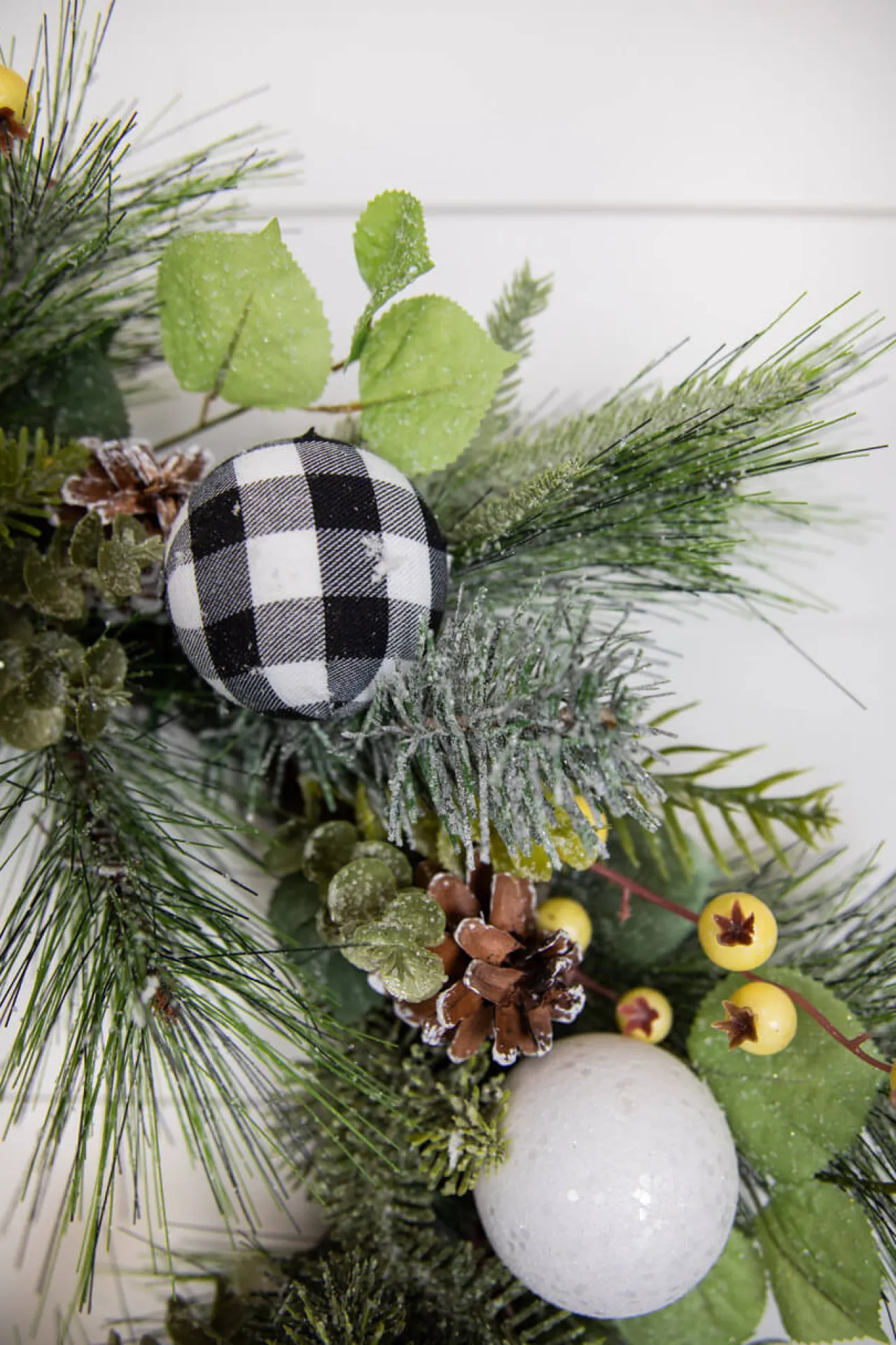 New Decorator's Warehouse 20” Christmas Pine Wreath With Ornaments , Cones & Berries