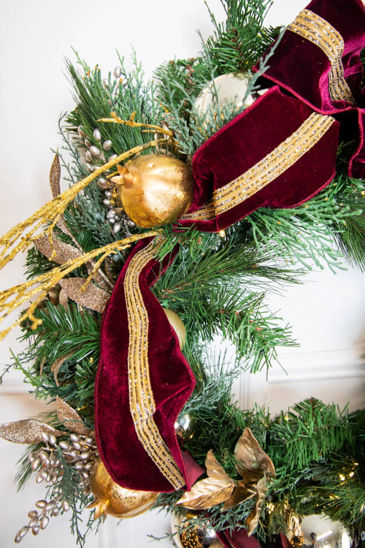 Hot Decorator's Warehouse 30” Cordless Prelit Crimson & Gold Holiday Wreath