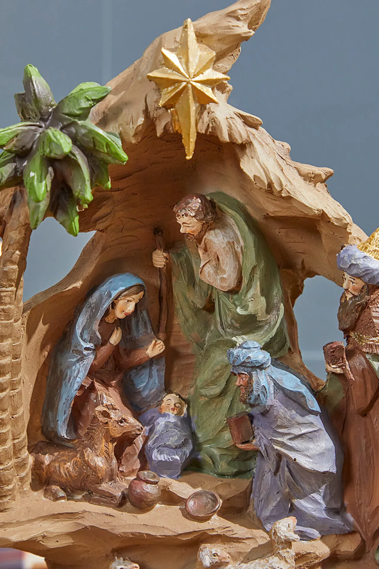 Clearance Decorator's Warehouse 13.5" Resin Stairway Nativity With Sheep Herd