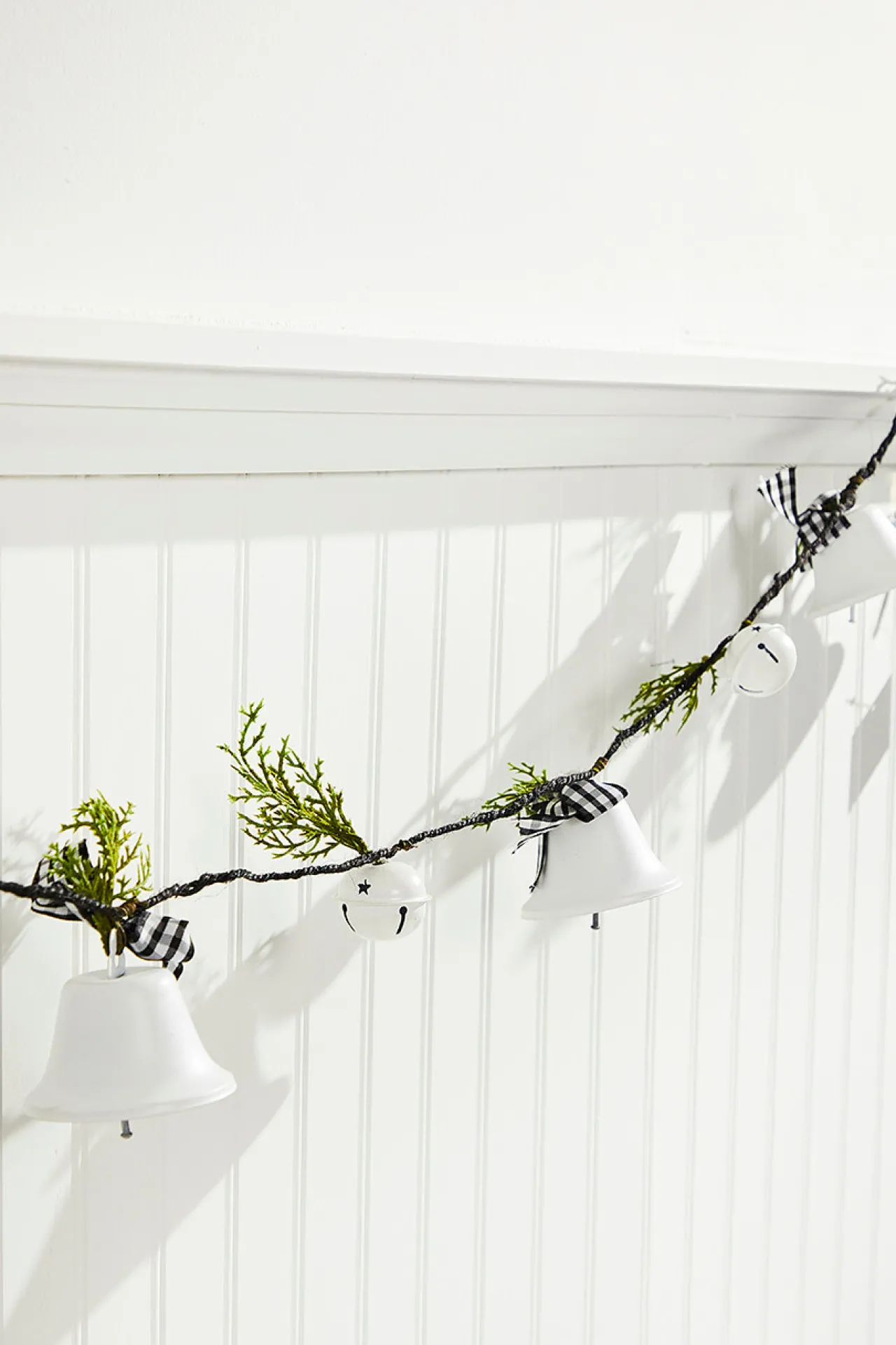 Best Decorator's Warehouse 67” White Country Bell Garland