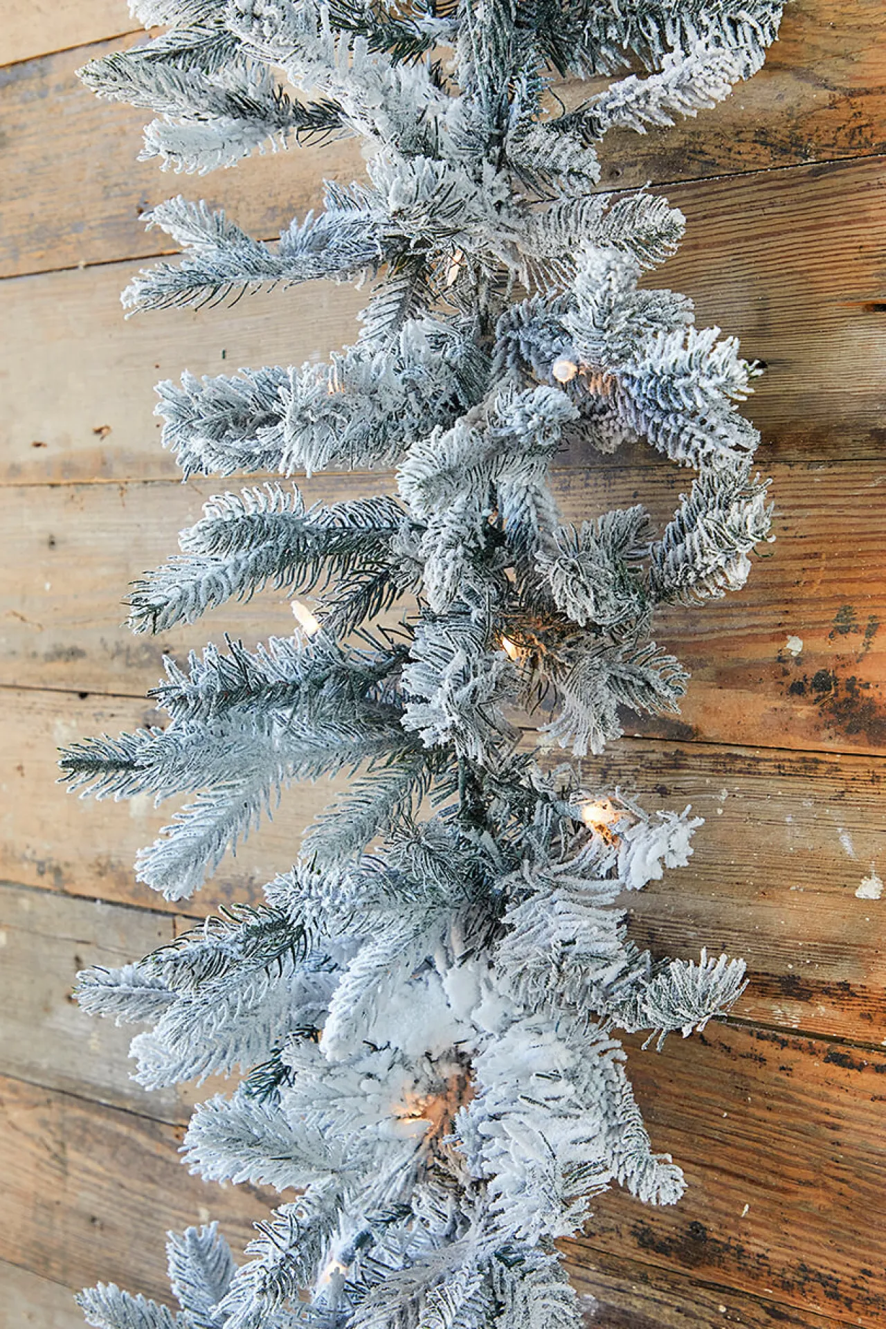 New Decorator's Warehouse 9' X 12" Lit Halifax Garland