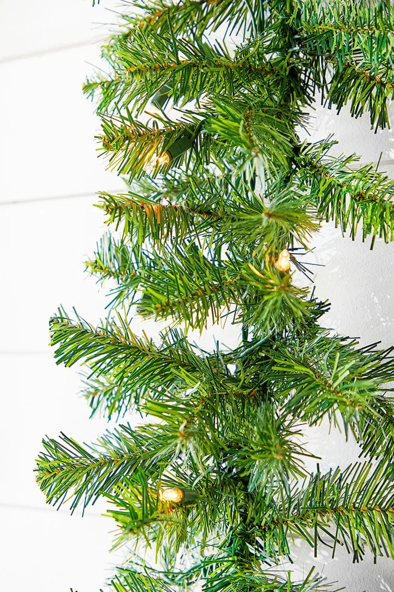 Online Decorator's Warehouse 9' X 10" Norway Pine Garland 200T/50Clear/Outdoor/UL