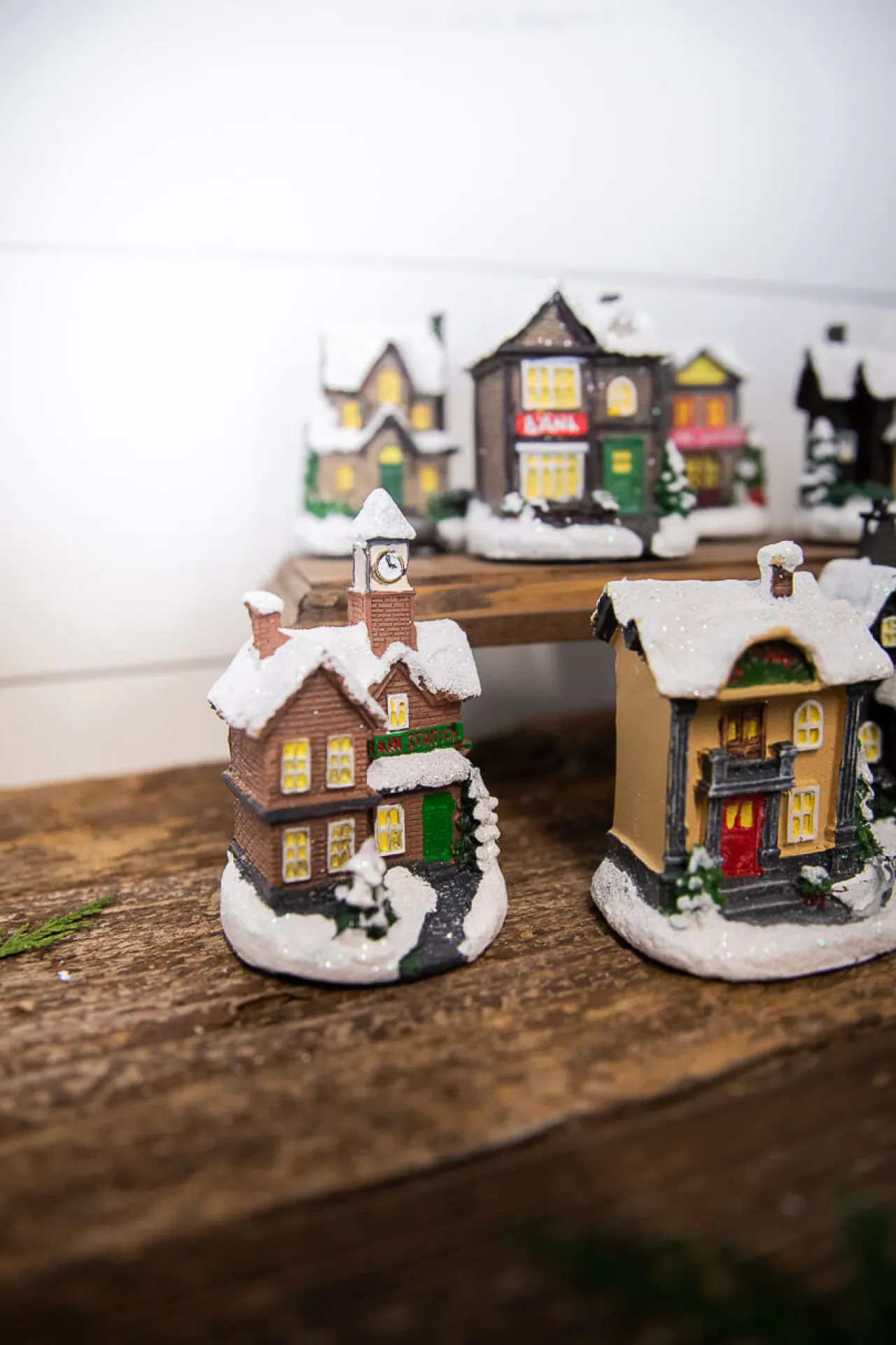 Online Decorator's Warehouse Lighted Holiday House With Battery Powered LEDs