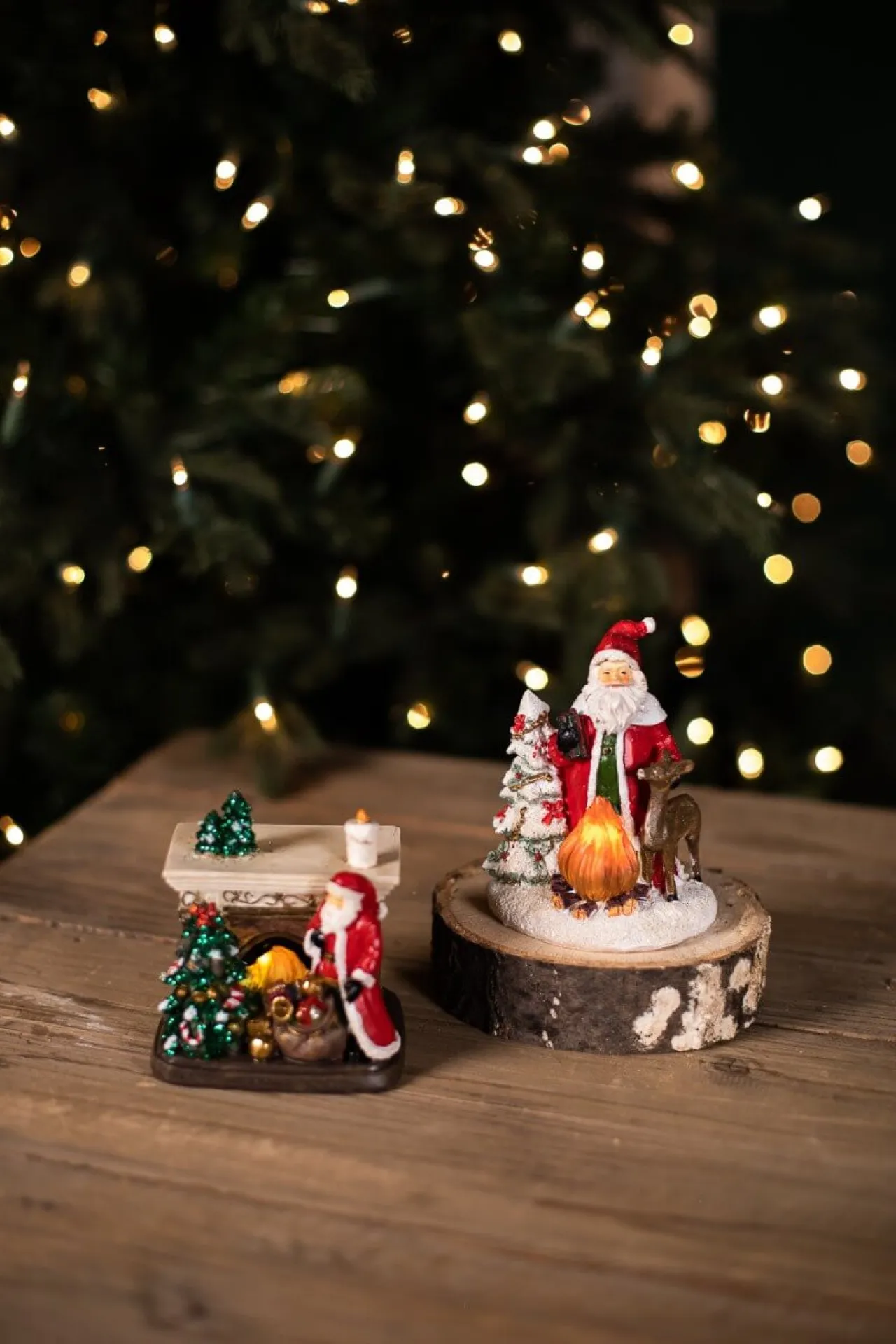 Clearance Decorator's Warehouse Resin Light Up Santa Mantle Scene