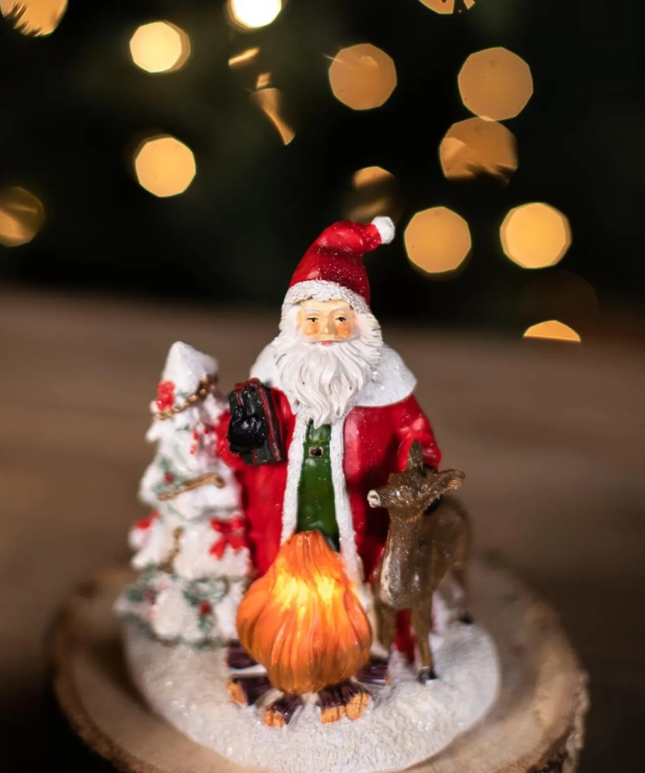 Clearance Decorator's Warehouse Resin Light Up Santa Mantle Scene