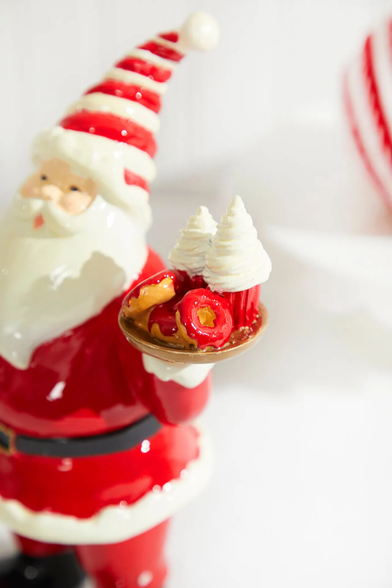 New Decorator's Warehouse Resin Santa W/Dessert Plate - Red White
